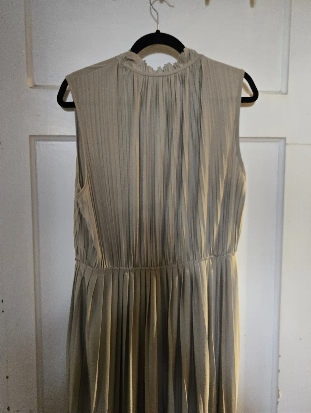 NWT H&M Sleeveless Pleated Midi Dress in Light Beige - Picture 6 of 7